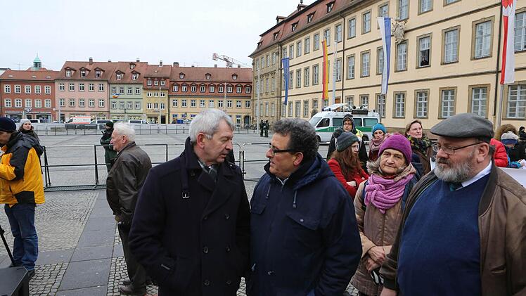 Landrat Johann Kalb (CSU) mit dem Vorsitzenden des Migranten- und Integrationsbeirates Mohamed Hedi Addala und Martin Arieh Rudolph, Vorsitzender der Israelitischen Kultusgemeinde (von links). Foto: Barbara Herbst