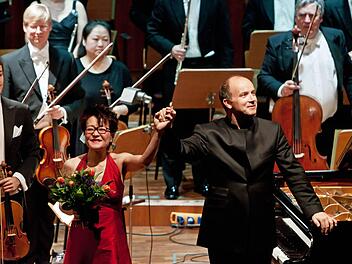 Reichlich Beifall gab es für die Pianistin Tomoko Takahashi, Dirigent Roland Kluttig und das Philharmonische Orchester des Landestheaters.Foto: Jochen Berger