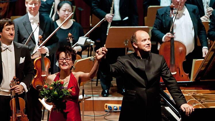 Reichlich Beifall gab es für die Pianistin Tomoko Takahashi, Dirigent Roland Kluttig und das Philharmonische Orchester des Landestheaters.Foto: Jochen Berger