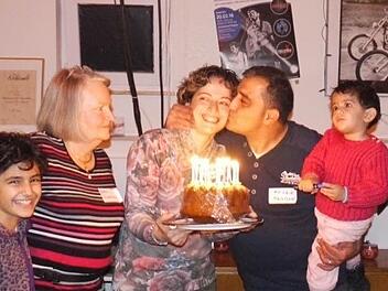 Zum Geburtstag bekommt Muna Zakzak von ihren Ehemann einen Kuss Fotos: Pauline Lindner