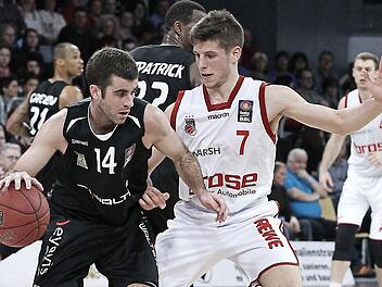 Sowohl in der Verteidigung (hier gegen Tübingens Star Jared Jordan) als auch in der Offensive lieferte Aleksej Nikolic (r.) eine bemerkenswerte Vorstellung ab. Foto: sportpress