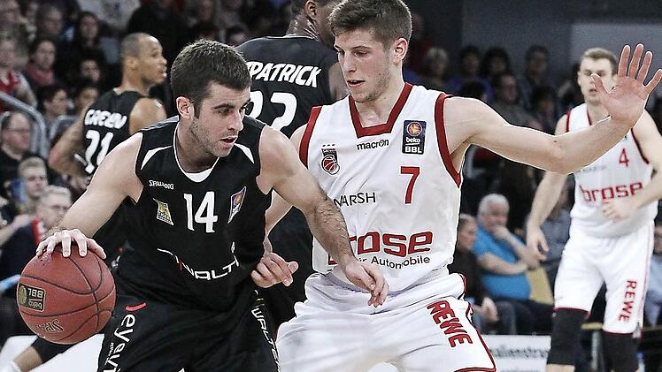 Sowohl in der Verteidigung (hier gegen Tübingens Star Jared Jordan) als auch in der Offensive lieferte Aleksej Nikolic (r.) eine bemerkenswerte Vorstellung ab. Foto: sportpress