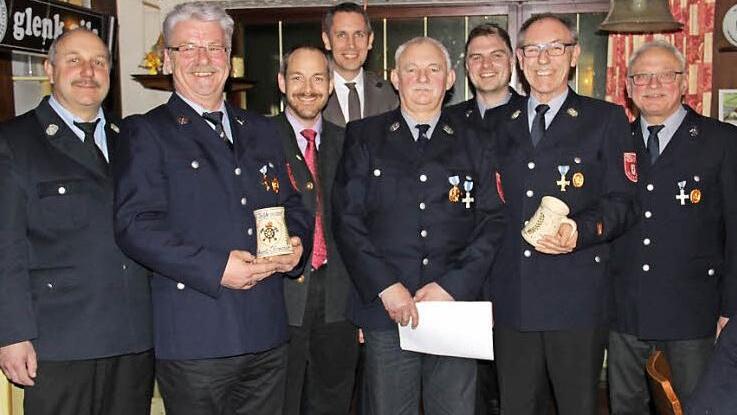 Ehrungen bei der Felkendorfer Feuerwehr. Im Bild (von links) Kreisbrandmeister Udo Hermannsdörfer, Erhard Krasser, stellvertretender Landrat Jörg Kunstmann, Bürgermeister Martin Bernreuther, Fritz Günther, Bernd Hacker, Jens Krasser und Michael Ganzleben Foto: Katharina Müller-Sanke