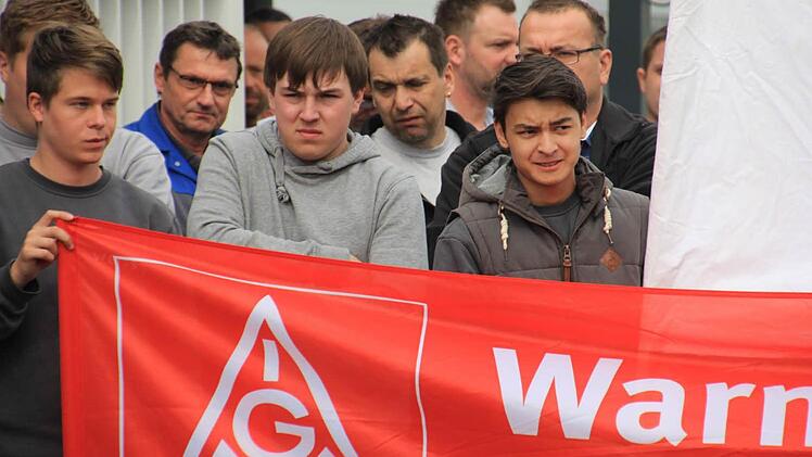 Auch die Jugend war mit an der Streikfront um die Forderung der IG Metall nach entsprechender Lohnanpassung zu unterstützen.  Fotos: Helmut Will