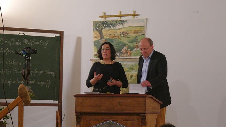 Karola und Stefan Helfrich führten durch den Abend.  Foto: Stephanie Elm