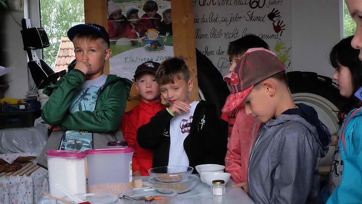 Bei Sandra Selbert gab es nicht nur frische Brötchen aus dem Backofen sondern auch Information über den Futteranbau. Foto: Gerd Schaar