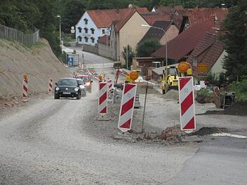 Autofahrer müssen mit der Noch-Schotterpiste des künftigen Radwegs an der Auraer "Schrenk" vorlieb nehmen bis die Fahrbahn, Mitte August, eine Asphaltdecke erhält.  Foto: Winfried Ehling