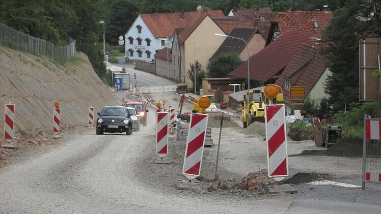 Autofahrer müssen mit der Noch-Schotterpiste des künftigen Radwegs an der Auraer "Schrenk" vorlieb nehmen bis die Fahrbahn, Mitte August, eine Asphaltdecke erhält.  Foto: Winfried Ehling