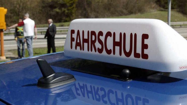 Während einer Ausbildungsfahrt wurde ein 15-jähriger Fahrschüler bei einem Unfall in Neustadt an der Aisch schwer verletzt.  Foto: Patrick Seeger dpa/lsw