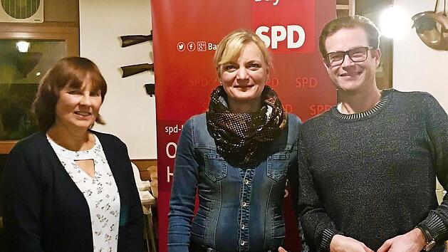 Ursula Wiegel, Gastreferentin Marietta Eder (Mitte) und SPD-Ortsvereinsvorsitzender Norbert Schaub. Foto: Sebastian Reuter