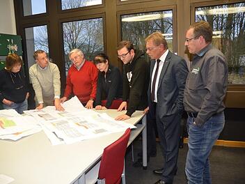 Geschäftsführer Jörg Schnappauf (Zweiter von links) erörtert die Baupläne für  die Sanierung  der Gottfried-Neukam-Mittelschule. Von links Barbara Schmidt (Konrektorin), Wolfgang Hümmer, Barbara Bayer, Markus Oesterlein, Wolfgang Beiergrößlein und  Jochen Gleich. Hofmann