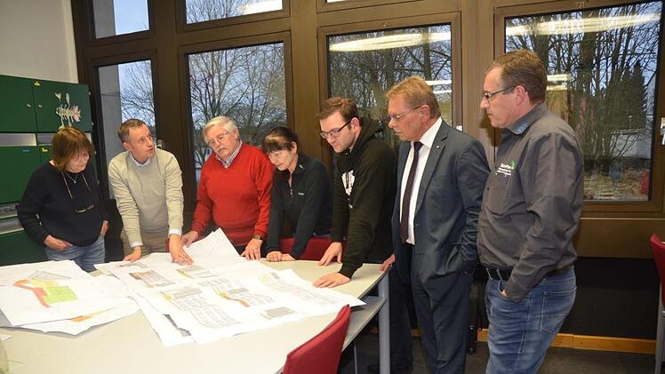 Geschäftsführer Jörg Schnappauf (Zweiter von links) erörtert die Baupläne für  die Sanierung  der Gottfried-Neukam-Mittelschule. Von links Barbara Schmidt (Konrektorin), Wolfgang Hümmer, Barbara Bayer, Markus Oesterlein, Wolfgang Beiergrößlein und  Jochen Gleich. Hofmann