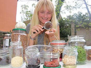 Apothekerin Anja Fahrmeier schaut ganz genau hin. Ist Superfood wirklich super? Diana Fuchs
