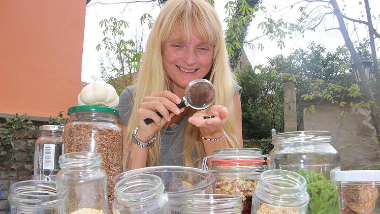 Apothekerin Anja Fahrmeier schaut ganz genau hin. Ist Superfood wirklich super? Diana Fuchs