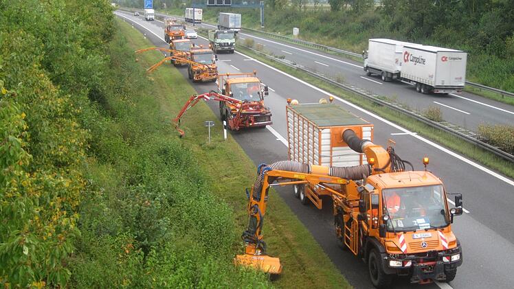 Ob mit Schneepflug oder Mähmaschine: Die Arbeiter der Autobahnmeisterei Geiselwind pflegen ihren Abschnitt der A 3 bei jeder Witterung.  Foto: Autobahndirektion Nordbayern