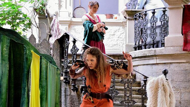 Anna Schindlbeck spielt die Ronja, Susanne Pfeiffer ihre Mutter. Foto: Sebastian Worch