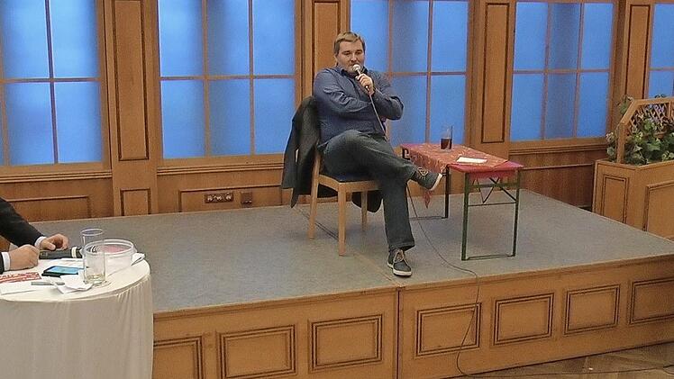Hier beantwortet René van Eckert (sitzend) die Fragen der freien Journalistin Pat Christ (rechts), Moderator Viktor Grauberger (DGB Unterfranken, links), hört gespannt zu.