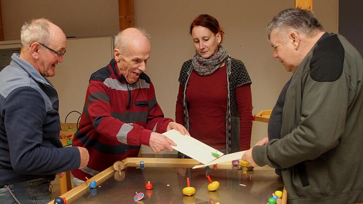 Gar nicht so leicht, den rotierenden Kreisel auf Brettchen dem Nachbarn zu übergeben.  Günther Geiling