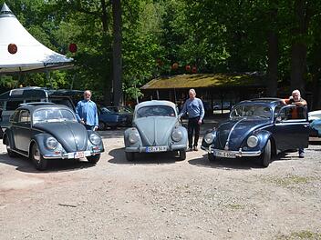 Stolze Käfer-Besitzer (von links): David Mc Gouirk, Heinrich Kraus und Heribert Spieß. Die drei Modelle sind Baujahr 1954 und 1956.  Fotos: Bernhard Panzer