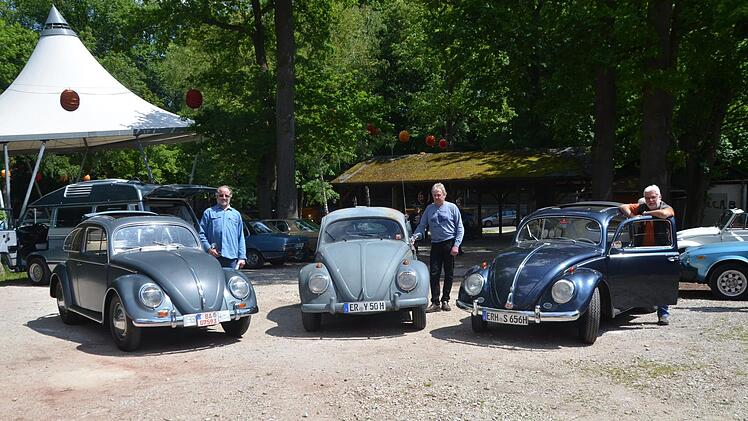 Stolze Käfer-Besitzer (von links): David Mc Gouirk, Heinrich Kraus und Heribert Spieß. Die drei Modelle sind Baujahr 1954 und 1956.  Fotos: Bernhard Panzer