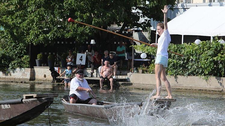 Fischerstechen der Erwachsenen am Sonntag. Foto: Barbara Herbst
