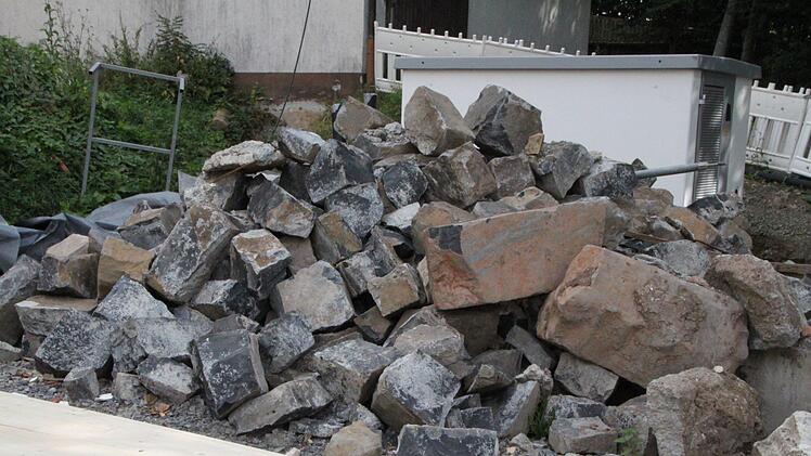 Basalt aus der Rhön: Diese Steine vom alten Berghaus finden auch im neuen ihren Platz. Foto: Ulrike Müller