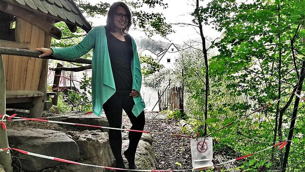 Wegen des schadhaften Zauns ist diese Grundst&uuml;cksecke gesperrt, zeigt Leiterin Svenja S&ouml;der an der Absperrung.  Foto: Sigismund von Dobsch&uuml;tz