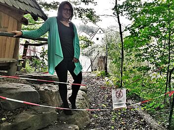 Wegen des schadhaften Zauns ist diese Grundstücksecke gesperrt, zeigt Leiterin Svenja Söder an der Absperrung.  Foto: Sigismund von Dobschütz