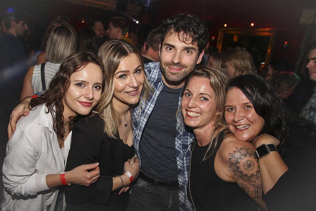 Volles Haus, erwachsene Partypeople und eine ausgelassene Feier!