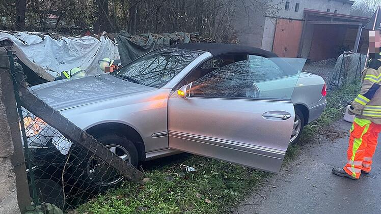Obernbreit: 68-J&auml;hrige kracht mit Mercedes in Zaun - Feuerwehreinsatz nach Unfall