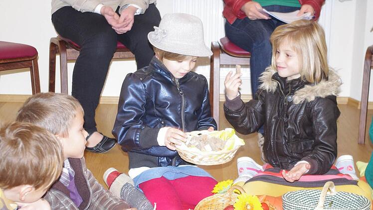 Leonie (rechts) teilt mit Jana (2. v.r.) das Brot. Mit im Bild sind (von links): Louis und Benjamin.