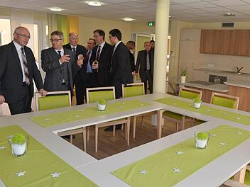 Die Gäste  der Einweihungsfeier sahen sich im neuen Seniorenzentrum um, unter anderem  auch in den Gemeinschaftsbereichen. Foto: Ronald Rinklef
