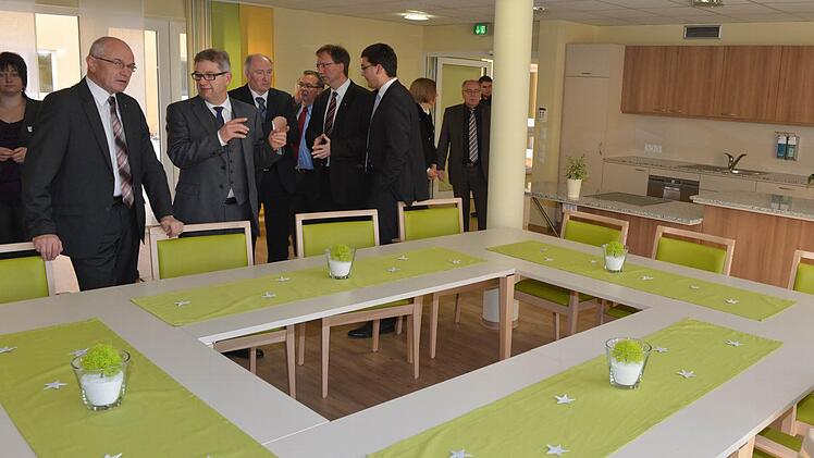 Die Gäste  der Einweihungsfeier sahen sich im neuen Seniorenzentrum um, unter anderem  auch in den Gemeinschaftsbereichen. Foto: Ronald Rinklef