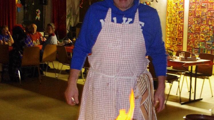 Metzgermeister Eberhard Kraus flambierte den Schinken.