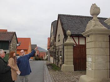 Denkmal: Restaurator Christoph Bergrath zeigt Erhard Greulich und Bürgermeisterin Ingrid Reifenscheid-Eckert das Ergebnis seiner monatelangen Bemühungen.