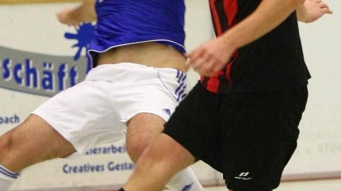 Fast jedes Spiel ist bei der Hallenfußball-Stadtmeisterschaft ein Derby: Hier stehen sich der BSC Kulmbach - rechts: Johannes Heisinger - und der VfB Kulmbach - links: Marcell Münch - gegenüber.