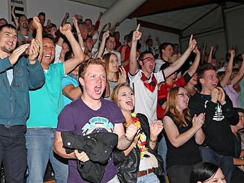 In der Nacht zum Montag feierten viele Menschen im Kreis Lichtenfels - wie hier, beim Public Viewing in der Lichtenfelser Stadthalle - den 1:0-Sieg der deutschen Elf und somit den Weltmeistertitel. Auf den Straßen und Plätzen des Kreises blieb es anschließend jedoch relativ ruhig, denn die kühle Witterung und die späte Stunde des Spielendes wirkten ein wenig bremsend aufs Geschehen. Foto: Klaus Gagel
