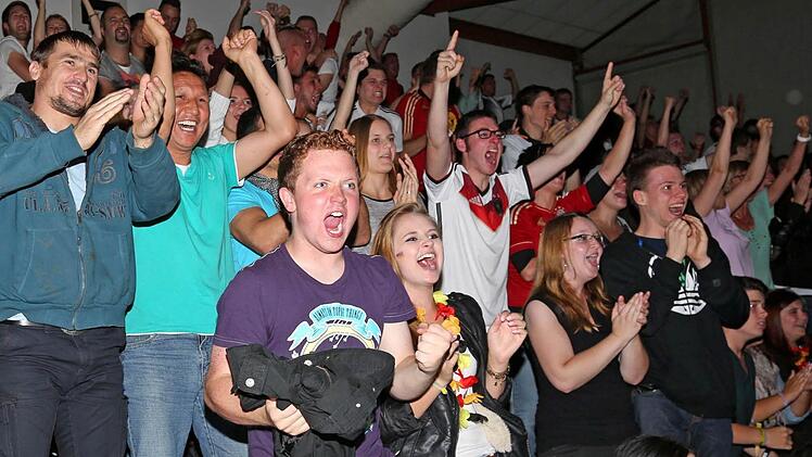 In der Nacht zum Montag feierten viele Menschen im Kreis Lichtenfels - wie hier, beim Public Viewing in der Lichtenfelser Stadthalle - den 1:0-Sieg der deutschen Elf und somit den Weltmeistertitel. Auf den Straßen und Plätzen des Kreises blieb es anschließend jedoch relativ ruhig, denn die kühle Witterung und die späte Stunde des Spielendes wirkten ein wenig bremsend aufs Geschehen. Foto: Klaus Gagel