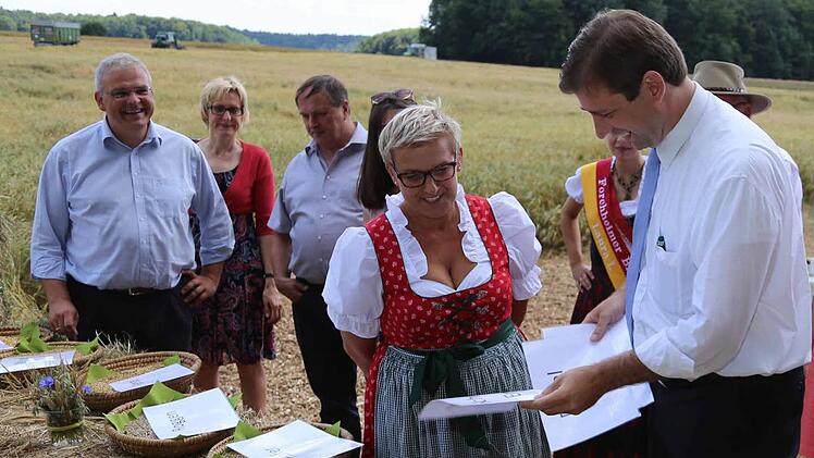 Unter den Augen von Kreisbäuerin Rosi Kraus ordnet Landrat Ulm Getreidesorten zu. Fotos: Franz Galster
