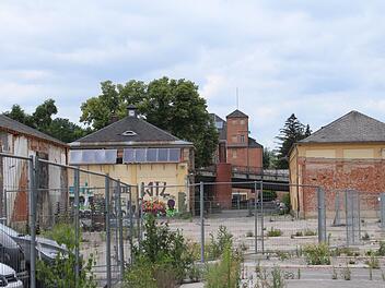 Blick ins Schlachthofgelände. Das ehemalige Kühlhaus (rechts) soll als "Gebäude 9" schnell für die Hochschule hergerichtet werden. Foto: Simone Bastian
