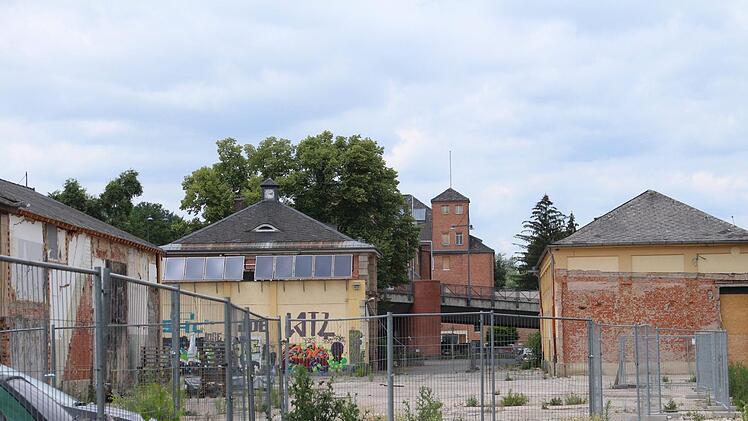 Blick ins Schlachthofgelände. Das ehemalige Kühlhaus (rechts) soll als "Gebäude 9" schnell für die Hochschule hergerichtet werden. Foto: Simone Bastian