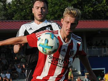 So wird's gemacht: Zwischen Gegner (Lucian Murgoci) und Ball schiebt sich Fuchsstadts Rückkehrer Tobias Bold.ssp
