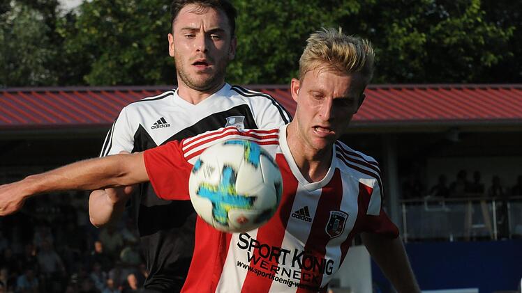 So wird's gemacht: Zwischen Gegner (Lucian Murgoci) und Ball schiebt sich Fuchsstadts Rückkehrer Tobias Bold.ssp