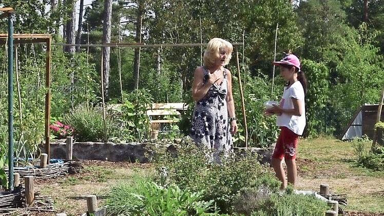 Sigrid Seufert, Mitarbeiterin im Haus Windsburg, und Sch&uuml;lerin Elena Janz im Kr&auml;utergarten.  Fotos: Cindy Schubert