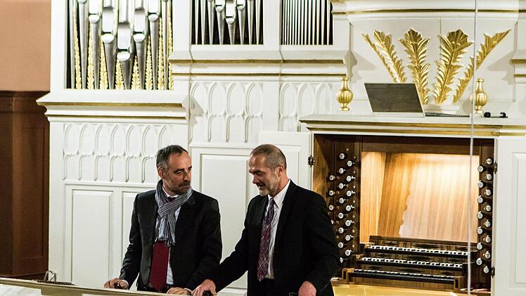 Henri Ormieres (links) und Reinhard Seeliger gestalteten ein Konzert an der Hofmann-Orgel in St. Georg in NeustadtFoto: Jochen Berger