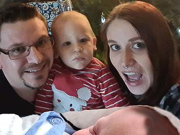 Über die Geburt des kleinen Luk Alexander freuen sich die Eltern Sabrina und Manuel Langer und der kleine Leo Bastian aus Marktzeuln. Aufgrund der Einschränkungen in der Corona-Pandemie entstand diese Bildkomposition. Ein Foto stammt aus der Klinik, das andere wurde zu Hause gemacht.  Fotos: privat/Bildmontage: kag