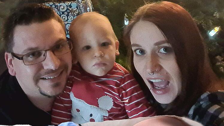 Über die Geburt des kleinen Luk Alexander freuen sich die Eltern Sabrina und Manuel Langer und der kleine Leo Bastian aus Marktzeuln. Aufgrund der Einschränkungen in der Corona-Pandemie entstand diese Bildkomposition. Ein Foto stammt aus der Klinik, das andere wurde zu Hause gemacht.  Fotos: privat/Bildmontage: kag