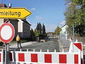 Am Mittwoch  werden diese Umleitungsschilder an der Rothenburger Straße in Höchstadt abgebaut. Die neue Fahrbahn und der Gehweg an der linken Seite sind fertig.  Foto: Sebastian Martin