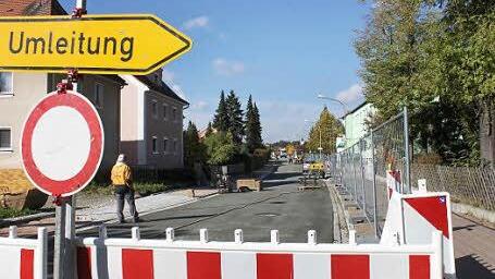Am Mittwoch  werden diese Umleitungsschilder an der Rothenburger Straße in Höchstadt abgebaut. Die neue Fahrbahn und der Gehweg an der linken Seite sind fertig.  Foto: Sebastian Martin