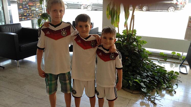 Gleich drei Trikots brachten diese jungen Fans mit. Foto: Burger